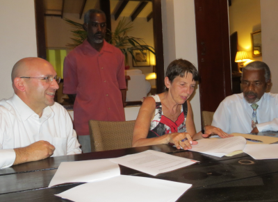 The agreement was signed by Vice President International Operations for  Nustar, David Smith, State Secretary Klijnsma and Act. Island Governor Kenneth Lopes (Photo RCN)