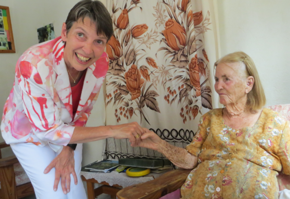 Mrs Klijnsma shows her interest in the situation of the elderly. (photo RCN)