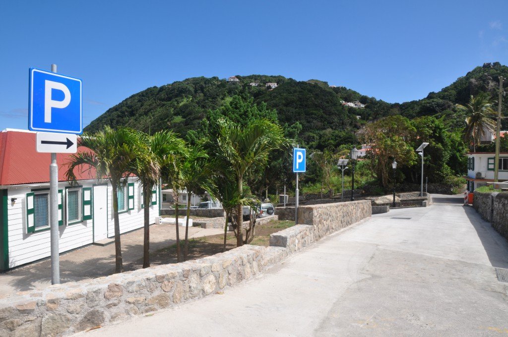 The entrance to the parking lot in Windwardside 