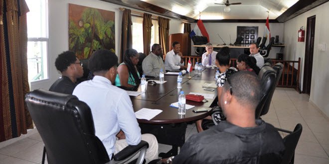 Governor Jonathan Johnson, Island Secretary Tim Muller, Commissioner Rolando Wilson and Commissioner Bruce Zagers meeting with Students: Elsa Peterson, Gideon Wilson, Enock Charles, Terika Daniel, Michel Hassell, Bodna Guerrier, Esther Henry and James Granger. (Photo GIS Saba}