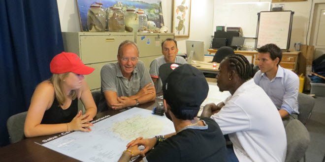 Minister Kamp meets with young entrepreneurs on Saba (Photo RCN)